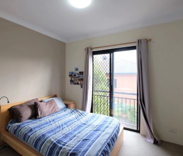 Sunlit three bedroom apartment - Photo 2
