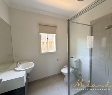 Bright, Spacious & Perfectly Located Family Home in Point Cook - Photo 2