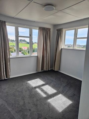 3BR Home in Marchwiel! Lawns included! - Photo 2