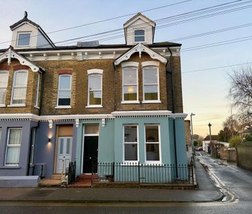 5 bedroom end of terrace house to rent - Photo 2