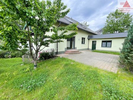 Großzügige Traumwohnung mit Garage, Terrasse & Kamin auf dem Zeller Berg - Photo 5