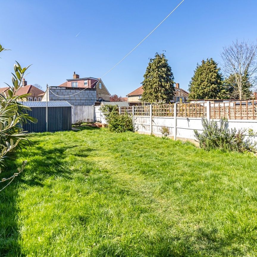 3 Bed Terraced House, Hengist Road, SE12 - Photo 1
