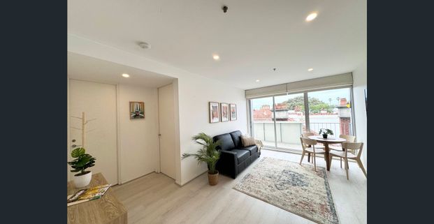 Bright and Central 1 & 1/2 BRM Apt in ST KILDA - FURNISHED & ALL INC - Photo 1