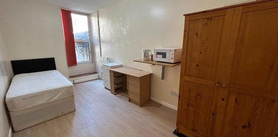 1 bedroom in a house share to rent - Photo 2