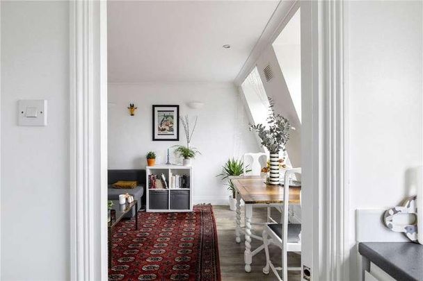 Top Floor Flat, Aldridge Road Villas, London, W11 - Photo 1