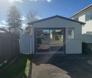 Tidy 2-Bedroom Unit in Papakura – Ideal for Couples or Small Families - Photo 3