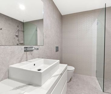 Luxury Three Bedroom Apartment With Parking! - Photo 6