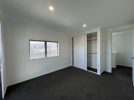 Wainuiomata 4 Bedrooms - Photo 3