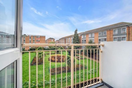 3 bedroom flat to rent - Photo 5