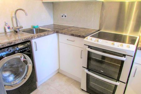 To Let 1 Bed Flat - Photo 4