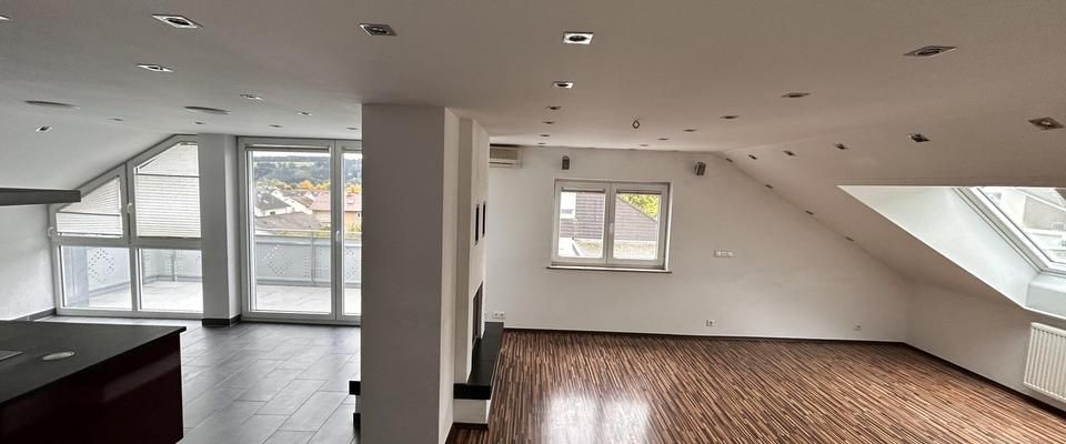Moderne 4-Zimmer-Dachgeschosswohnung mit Luxus-Ausstattung, Balkon & Weitblick - Foto 1