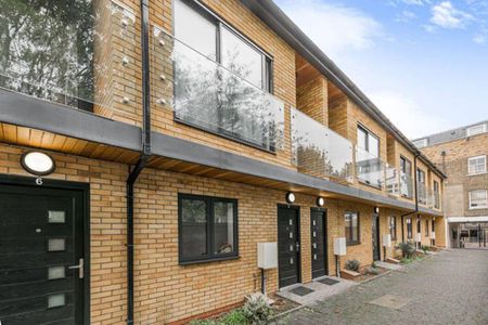 4 bedroom mews to rent - Photo 2