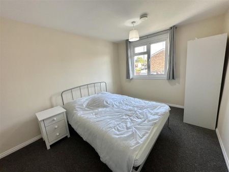 1 bedroom in a house share to rent - Photo 2