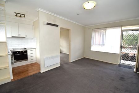 Prime Location - Walk to Supermarkets, Glenhuntly Train Station, Trams, Buses - Photo 5