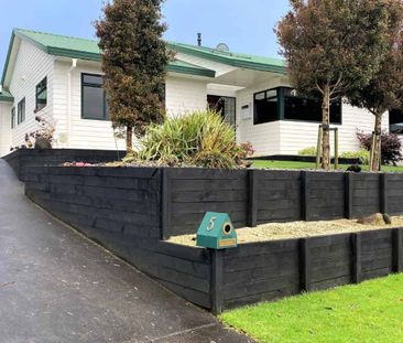 Lovely three-bedroom on Maple Cres - Photo 4