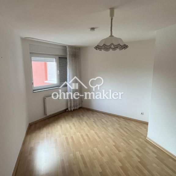 Neu renovierte 2,5-Zimmer-Wohnung mit Küche, Dachterrasse, Abstellkammer & TG-Stellplatz - Photo 1