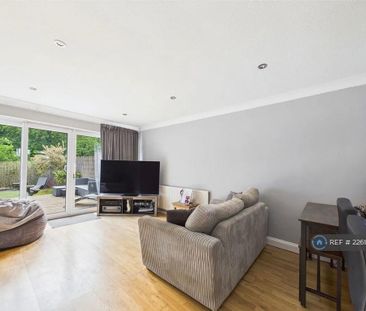 3 bedroom semi-detached house to rent - Photo 2