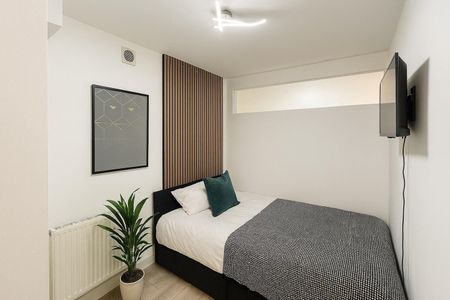 3 Bed Flat, Reginald Square, SE8 - Photo 3