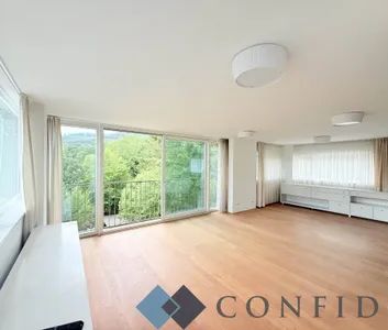 Exklusive Maisonette mit traumhaften Terrassen und unverbaubarem Grünblick in absoluter Ruhelage - Photo 1