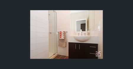 CLOSE TO TRAIN STATION, SHOPS & LAKE! - Photo 5