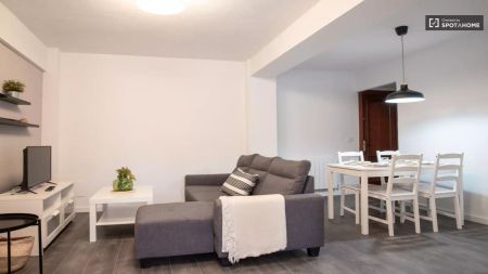 Double bed in Room in a shared 5-bedroom apartment for rent in Aluche. - Photo 2