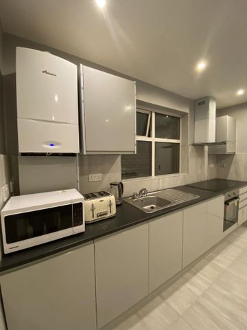 5 bedroom semi-detached house to rent - Photo 4