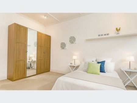 City Fringe Living! - Photo 5