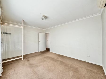 TWO BEDROOM HOME IN PRIME LOCATION - Photo 2