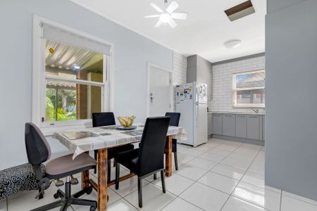 Renovated 3 bedroom home - Photo 5