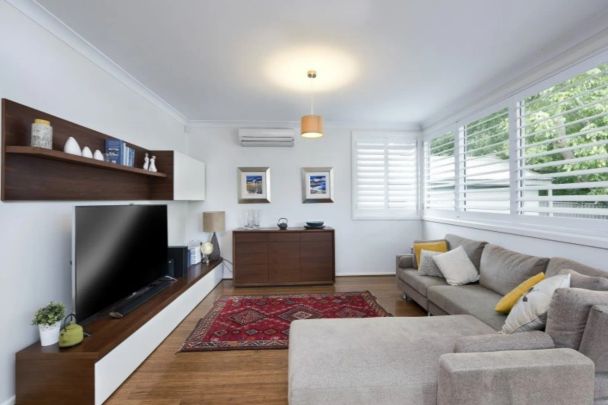 Contemporary Family Home in a Quiet Cul-de-Sac Street - Photo 1