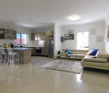 Bright Spacious Four (4) Bedrooms Duplex - Peakhurst - Photo 6