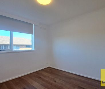 FRESHLY RENOVATED 2 BEDROOM APARTMENT! - Photo 1