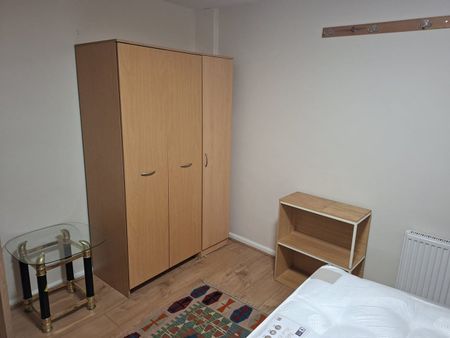 Room in a Shared Flat, Pine Rd, NW2 - Photo 3