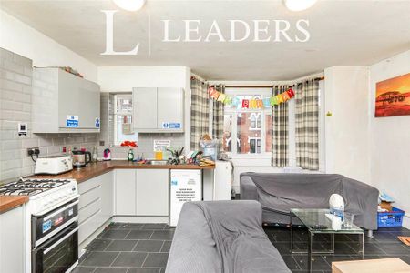 1 bedroom in a house share to rent - Photo 3