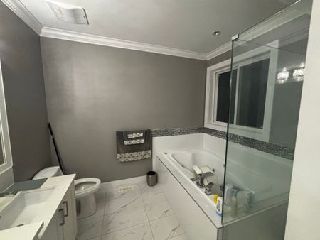 5 Bedroom Home Near Downtown Abbotsford - Photo 4