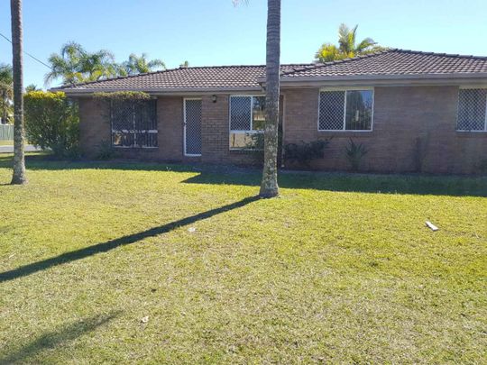 BURPENGARY - CLOSE & EASY - Photo 1