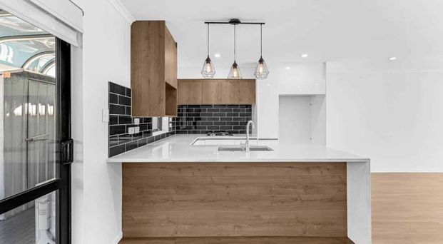 4 Bedroom + 2 Bathrooms, Papatoetoe - Photo 1