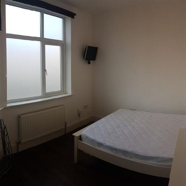 8 bedroom house to rent - Photo 1