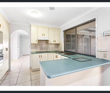 SPACIOUS 3 BEDROOM HOME ON MASSIVE BLOCK! - Photo 4