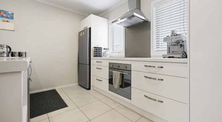 Modern 3 Bedroom Home in Sought-After Flagstaff - Photo 2