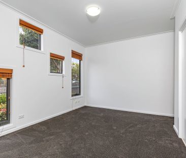 Spacious & Stylish Townhouse Living in Prime Ivanhoe - Photo 3