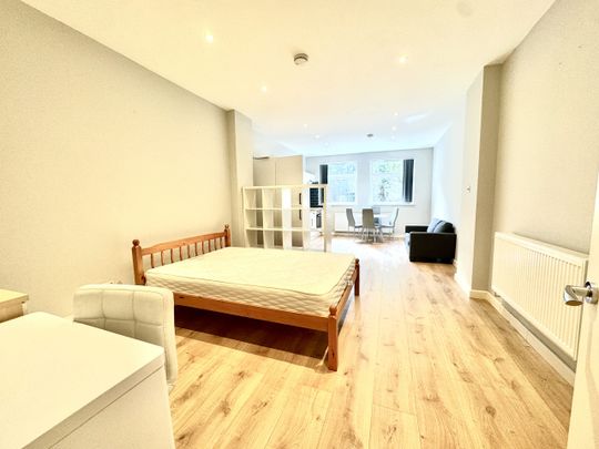 Fitzjohns Ave, Hampstead, London, NW3 - Photo 1