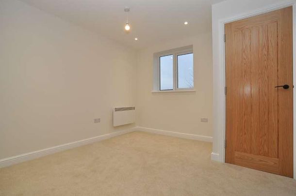 Redwood Grove, Bedford, MK42 - Photo 1