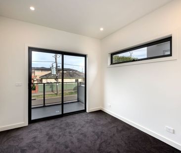 Excellent residence with 4 bedroom over 3 levels - Photo 2