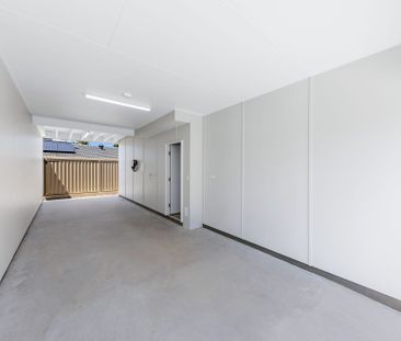 Near New Stylish 3-Bedroom Townhouse – Walk to Plaza & Beaches - Photo 4
