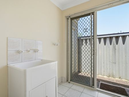 Charming Townhouse in Osborne Park - Photo 4
