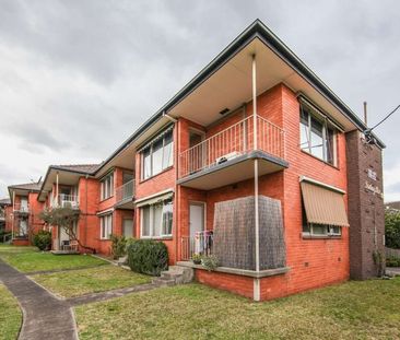 Spacious and private 1 bedroom apartment in Malvern East - Photo 1