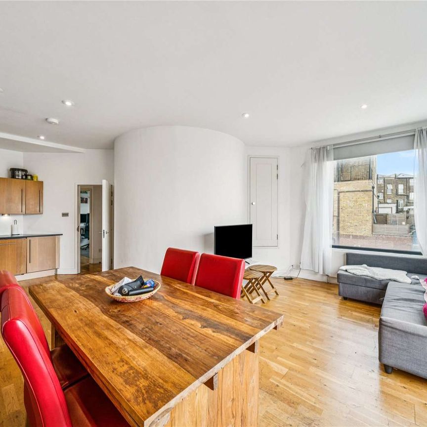 A two bedroom flat with roof terrace. - Photo 1