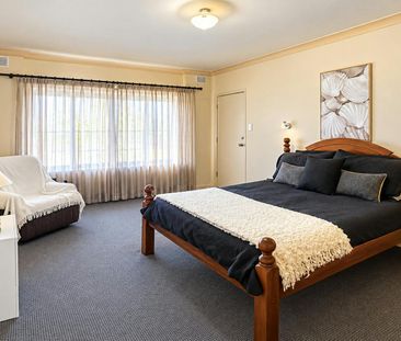 Spacious Furnished Family Home in the Heart of Victor Harbor - Photo 4