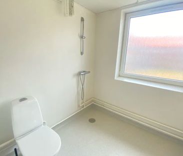 Lysfyldt 3-værelses lejlighed med moderne komfort - Photo 3